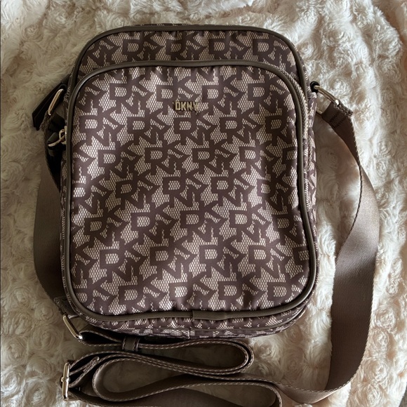 DKNY LOGO TAN / BROWN CRROSBODY BAG
EUC - Picture 1 of 10